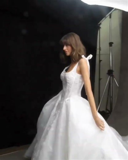 SW600 | White Lace Ball Gown Strap Design Wedding Dress