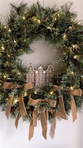 Iwona Z-Z on Instagram: "Festive wreath🌲 Ten wianek zrobiłam rok temu, ale pokazuję go ponownie - troszeczkę wcześniej, żeby było wystarczająco dużo czasu na przygotowanie. Oczywiście można go też zmodyfikować po swojemu! 🙌☺️ Potrzebne: • prosty wianek - sztuczny lub żywy, • kokardy, lub wstążki aby je stworzyć 🎀 • światełka na baterie ✨ • kamieniczki lub inne ozdoby choinkowe 🏠 • drut do przymocowania kamieniczek / ozdób – ja użyłam metalowej taśmy montażowej (po