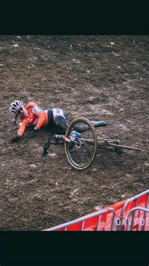 🎄 Merry Crossmas! 🎄✨ Time to look back… because do you know how my cyclocross journey actually started? Cyclocross was never the big plan. It started as a way to stay fit during winter ❄️ Little Lucinda raced just a few crosses a season. One bike. That was it 🚲 Shouldering the bike? Running up stairs? I had no idea 😅 My brother had to explain everything. I was terrible at it. But wow… I had so much fun 🤍 A few years later, I signed with Rabobank. The team of the GOAT, Marianne Vos 🐐 Watchi