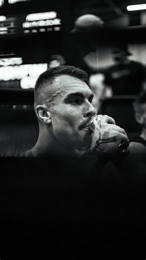 Vincent | Coach Sportif 🇫🇷 on Instagram: "À 18 ans, j’ai intégré les pompiers… et je n’étais pas prêt. Ni physiquement, ni mentalement. La formation a été exigeante, parfois éprouvante, et les doutes faisaient partie du parcours. Arriver en caserne a marqué un vrai tournant : nouvelle vie, nouveau métier, nouveaux collègues, un rythme intense auquel il a fallu s’adapter très vite. Les séances de sport étaient dures, mais elles avaient un sens : être capable de répondre présent sur intervention