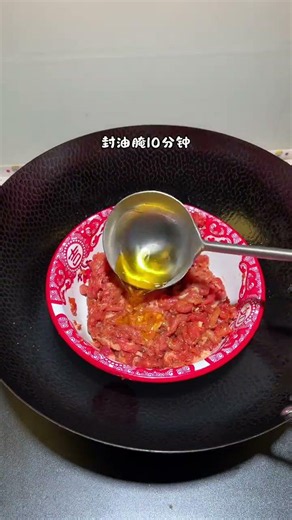 一盤青椒肉絲端上桌，我直接三碗米飯起步！肉絲滑溜溜的超嫩，青椒咬起來脆爽帶勁，最絕的還是裹滿醬汁的米