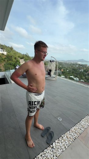 59 dni na Koh Samui. Odcinek 997 dzień 46 za co hejtują naszego medalistę Kacpra oglądaj do końca … Życie W Tajlandii Koh Samui … z uśmiechem na twarzy zacznijmy kolejny dzień … To będzie bardzo dobry dzień…Koh Samui Tajlandia Witamy Cię w naszym świecie pełnym przygód, dobrych ludzi i miłości do siebie. Przez 59 dni eksplorujemy w Tajlandii piękną wyspę Koh Samui, dzielimy się z Tobą naszymi nowymi doświadczeniami i przemyśleniami oraz pokazujemy całą prawdę, jak wygląda życie na wyspie. Zrób s