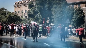 EFF members protesting at Brackenfell High accuse police of inciting violence - SABC News - Breaking news, special reports, world, business, sport coverage of all South African current events. Africa's news leader.