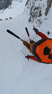 Comment faire une conversion en pente raide ? De manière générale j’évite de faire des conversions en pente raide, car c’est vraiment une manœuvre pas facile surtout quand c’est exposé ! Il y a toujours un moment de déséquilibre lorsqu’on se retrouve les deux pieds ouverts et le corps face à la pente. S’il y a une chute à ce moment-là c’est quasiment irrattrapable! En revanche, quand il y a suffisamment de profondeur de neige je la fais en plusieurs étapes en plantant le talon, ça fonctionne plu