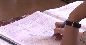 Profesorii nu mai intră în clasă cu catalogul. Cum vor fi puse notele și absențele