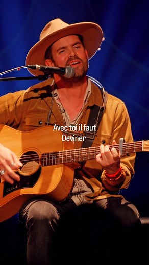 Bonheur de vous faire revivre ce moment live capturé par @benjamin__gelder . La dernière chance de voir cette chanson en live cette année sera à Liège le 12 décembre @toutesdirections ! Le lieu est tres petit, ne tardez pas à réserver ! 👉 Infos sur mon site besacarthur.com dans la bio !👣✨️ . . . #livemusicvideo #frenchvibe #chansonfrançaise #papa #decouvertemusicale #concert | Besac-Arthur