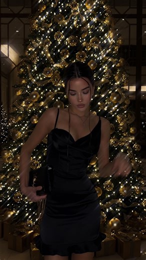 Lusya Abramovskaya on Instagram: "Incredible hack for creating an aesthetic holiday pic from an ordinary photo✨ Мощный лайфхак для создания эстетичной праздничной картинки из обычной фотографии✨ 1. Open the Google Gemini app 2. Upload your photo and enter a prompt to add a realistic Christmas background That’s it!! 😍🎄✨ *Prompt is in the pinned comment⬇️ ___________ 1. Открываем приложение Google Gemini 2. Загружаем свое фото и вводим промт для добавления реалистичного новогоднего фона Иииии, в