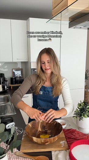 Wielange ist es bei euch her, dass ihr diesen Kuchen zuletzt gegessen habt? 🥹🐄 📌 Speichert euch das Video und folgt uns für mehr Rezepte wie dieses Kuhflecken-Kuchen aus unserer Kindheit 👧🏻 Zutaten – Teig:�2 Eier�130 g Zucker�100 ml Milch�100 ml Öl�220 g Mehl�½ Päckchen Backpulver�1 TL Backkakao Zutaten - Quarkcreme:�250 g Speisequark 40%�1 Ei�1 TL Vanillezucker�1 EL Zucker Zubereitung 1. Eier und Zucker schaumig mixen. 2. Milch und Öl dazugeben und verrühren. 3. Mehl und Backpulver nach un