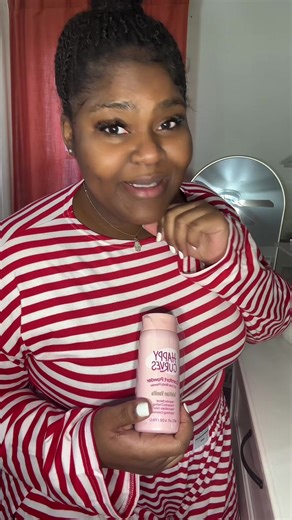 If your body powder still has talc… it’s time for an upgrade. Stay dry the clean way. ✨ . . #bodypowder #dustingpowder #showertok #cleangirlaesthetic #showerroutine