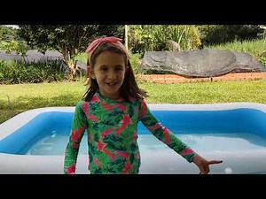 Brincando na piscina