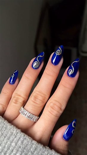 A holographic chrome powder to start the weekend of right 💙💿 Would you wear this look using our newest effect in ‘Laser Powder’? Obsessed with this nail art tutorial by @nailsbysmf using: DV 247 Jelly Marine DC 200 Matte Topcoat DC 888 Master Black DND Laser Powder DC 900 Topcoat #holidaynails #nye #newyearnails #naturalnails #dndgel dndgelpolish chromenails bluenails winternails almondnails gelnails nailinspo simplenails nailstyle nailtrend nailaesthetic newnails winter nails | Dnd Gel