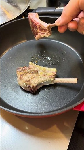 ラムチョップとは、生後12ヶ月未満の仔羊（ラム）の骨付きロース肉を骨ごとに切り分けたもので、柔らかくジューシーで旨味が強い