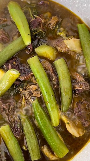 Olokuanda_Chef on Instagram: "Já provaram a CARNE SECA BOVINA da @angocarnes?🤔 Eu fiz um CALULU com essa carne seca que é também super orgânica, acompanhei com feijão de óleo de palma e ficou oooh 🤌🏾 quase que desmaiava de tão saborosa que estava 🤭. Desejo uma boa segunda-feira a todos Food Lovers!🫣 Lembrando que essa carne é produto nacional fabricado pela @angocarnes e eu super recomendo ☺️ #reels #explore #culinaria #gastronomia #o #comida #food #culin 