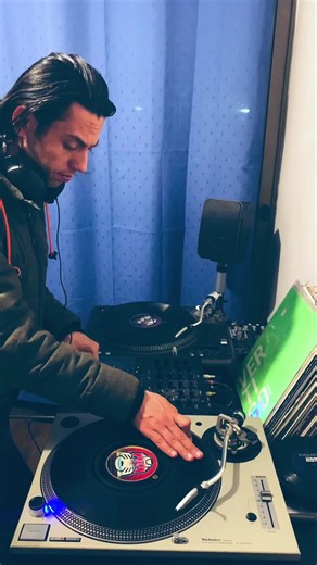 In the mix #scratchdj #technics1200 #ranedj #serato #vestax #80smusic #80s #kubaxis #maniac #takeofme @RANE DJ Official @Serato