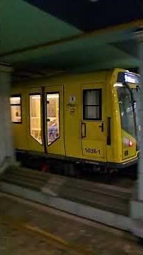 Ein und Ausfahrt vom H01 5038 am U-Bahnhof Lindauer Allee U8 U-Bahn Berlin
