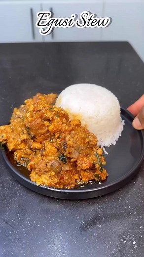 EGUSI STEW RECIPE.Have you ever tried egusi stew and rice before? It's nice. IngredientsVegetable oilOnionsPepper mixTomato pureeSeasoning cubes and saltCrayfish powderMelon paste (Blended melons mixed with water)Locust beansSmoked PanlaCooked proteins ugu leafCredit: @feesa_everyday #afrifoodnetwork | African Food Network
