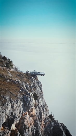 🚵‍♂️⛰️ Berg des Monats: Die Hohe Wand. Im November hüllt sich die Hohe Wand in mystischen Nebel – perfekte Stimmung für alle, die das ruhige, geheimnisvolle Herbstfeeling lieben. 🌫️🍂 Genieße den Spätherbst über den Wolken Niederösterreichs! 💛 #UnserNiederösterreich #BergDesMonats #HoheWand #Nebelstimmung #Wandern #Naturgenuss #loweraustria | Unser Niederösterreich