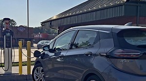 Motivul pentru care iau foc maşinile electrice. Adevărul dezvăluit de experţi