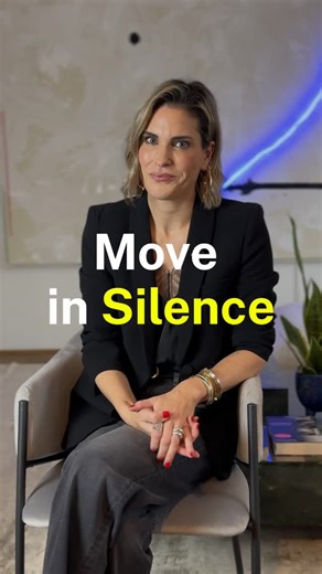 ELKE ROCK on Instagram: "Hör auf, deine Ziele für 2026 jedem zu erzählen. Große Ankündigungen im Januar führen oft nur zu einem: Zu viel Druck und schnellem Aufgeben. Die Lösung? Move in silence. Mach deine Transformation leise. Lass deine Taten lauter sprechen als deine Worte. 👉 Kommentiere „SILENCE“ und ich schicke dir mein Gratis-PDF mit Strategien, wie du deine Ziele im Stillen erreichst, direkt in deine DMs! www.rockstarcoaching.at #moveinsilence #mindset #leadership #2026 #fokus #s