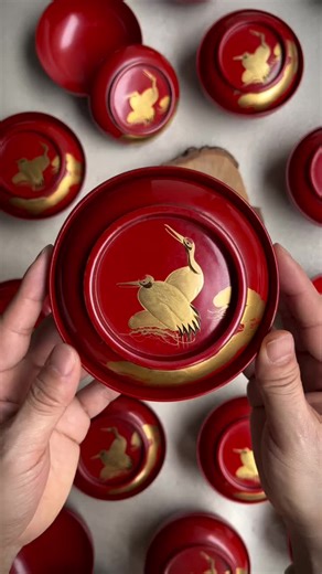 New arrival. Vintage lacquer bowl with lid. Luxurious gold crane and pine tree makie painting on vibrant red of Japan. #maisonsatoparis #japanesetableware #boutiquejaponaise #vaissellejaponaise #madeinjapan