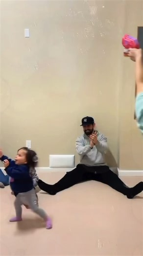 More than music 🎶 This is language, connection, and confidence—set to song. 🤟🏻Sign & Sing helps little ones express themselves before words come easily—while kids think they’re just having fun…because they are! 💖 Be sure to check out our February calendar release to catch the next classes! 🗓️ | Energy