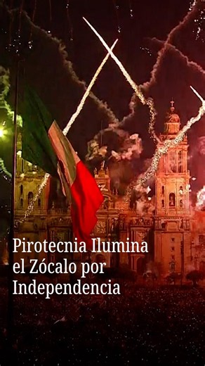 Pirotecnia ilumina el Zócalo por Independencia