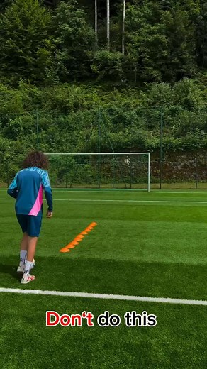 How to train with cones!✅❌ easy!⚽👣 #workout #fitness #skills #foryou #foryoupage #fyp #viral #famous #ronaldo #skillz_. #cones #soccer
