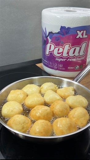 Violeta shehaj | Petulla pufka 🥰 Receta 1 lugë Gjelle maja pluhur 1 veze 1 lugë çaji sheqer 200ml uje 1 luge kafe kripe 200 ml qumesht i ngrohte 600... | Instagram