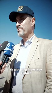 Sport verbindet und lehrt Miteinander und gegenseitiges Verständnis. In den Townships in Südafrika herrscht große Armut und oft auch Perspektivlosigkeit. Wir wollen als Freistaat helfen, gerade Kindern und Jugendlichen eine Struktur und Freude zu geben. Teamsport und besonders der Fußball sind dabei hilfreich. Insgesamt fördert Bayern die Gewaltprävention in Townships durch die Hanns-Seidel-Stiftung mit vier Mio. Euro seit 2018. | Markus Söder