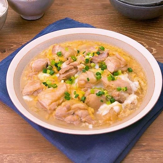 味付け簡単！ 鶏もも肉の親子煮のレシピ動画・作り方 | デリッシュキッチン