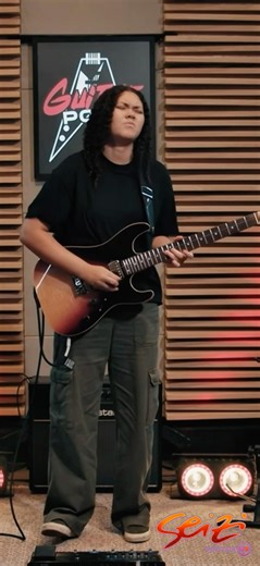 A Samurai Gabi Anias com sua guitarra SEIZI SHADOW AURORA BURST no Guitar Pool Brasil
