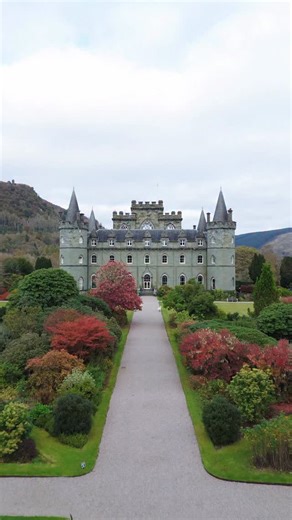 There’s something magical about seeing our historic grounds draped in autumn’s finest colours 🏰. This bird’s-eye view captures the castle and gardens as the season transforms everything into shades of amber, gold, and crimson. #InverarayCastle #ScottishHighlands #LochFyne #visitscotland #scottishcastles | Inveraray Castle