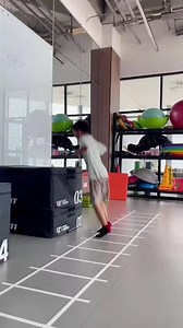 #二年级 #体能训练 #临沂 美国伊利诺伊大学团队认为：孩子每天进行中等到大强度训练，注意能力和抑制能力有了显著提高，并且大脑前额皮层的功能也显著增强。 - 抖音