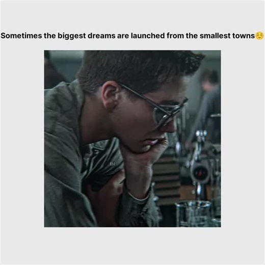 ExplainMyMovie on Instagram: "営 Title: October Sky (1999) ★ IMDb Rating: 7.8/10 🎭 Genre: Biography | Drama | Family | Inspiration 🎬 Director: Joe Johnston 👥 Main Cast: Jake Gyllenhaal (Homer Hickam) Chris Cooper Laura Dern Chris Owen 🌍 Country: USA 🧾 Overview (No Spoilers) Set in a small coal-mining town, a young boy becomes inspired by the launch of Sputnik and dreams of building rockets — even though his father wants him to follow the family’s mining tradition. With determination, friends