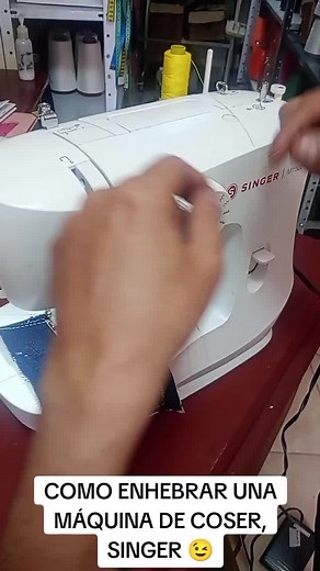 Cómo enhebrar una máquina de coser Singer fácilmente