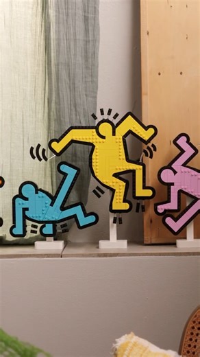 🎨 🎶 Mit dem LEGO® Art Set Keith Haring – Tanzende Figuren (31216) könnt ihr eines der ikonischsten Pop-Art-Motive selbst zum Leben erwecken – Stein für Stein. Ob als gemeinsames Bauprojekt mit euren Liebsten oder als kreativer Solo-Moment: Dieses Set mit 1.773 Teilen ist pure Kunst zum Anfassen. Und das Beste? Ihr entscheidet selbst, ob das fertige Kunstwerk an der Wand oder auf einem Ständer euren Raum verschönert. 💡 Jetzt bestellen oder in unseren Superstores entdecken! | Smyths Toys Supers