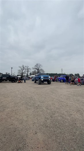 @TDUB making his debut at #lonestarthrowdown2026 with this beautiful blue color on his #gmt800 #carshow #chevy #liftedtrucks