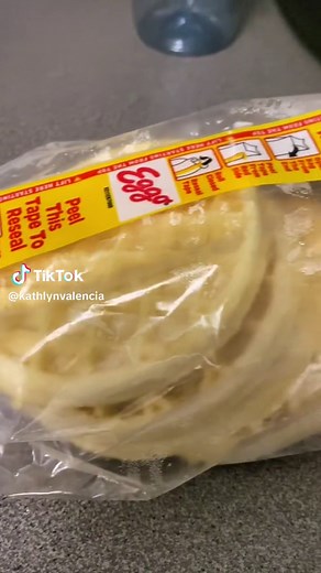 frozen waffles?! #eggo #frozenwaffles #waffles #diet #health #calories #nutrition #caloriedeficit #caloriesurplus #learnitontiktok #learnontiktok #foodfestontiktok