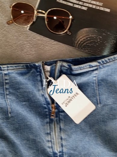 ✨💙 Falda denim clásica 💙✨ 👗 Talla 44 💥 Corte recto con abertura frontal, ideal para un look moderno y femenino 👖 Denim cómodo, fácil de combinar con tops, blusas o sweaters 💙 Color azul clásico que nunca pasa de moda 💰 Precio: 120 Bs 📩 ¡Escríbeme y llévatela ya! 💫🛍️ #ootd #lapaz_bolivia🇧🇴 #outfit #aesthetic #ropa