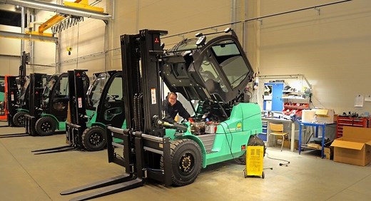Forklift leaking fluid - How To Find Out What It Is — ForkliftHub.ca