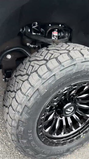 4” McGaughy’s. HD tierods. 20” Fuel Rincons 35” Recon Grapplers.ReadyAir tow bags AirLift compressor