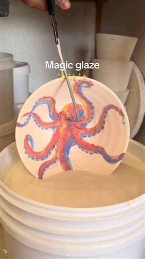 Huge octopus diving in the glaze. White glaze after burn will become to transparent. Follow us to see the final result ~ #ceramics #pottery #satisfyingart #potterypainting #handmade