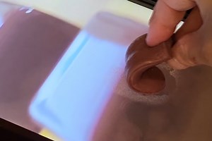 Il invente un très étonnant écran à lécher pour "rapprocher les gens"