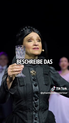 Uwe Kröger über Das Phantom der Oper. Drei Worte. Und eine sehr eindeutige Antwort auf die Frage, welcher Charakter eigentlich eine Ohrfeige verdient hätte. #phantomderoper #phantomoftheopera #tournee #musical #interview