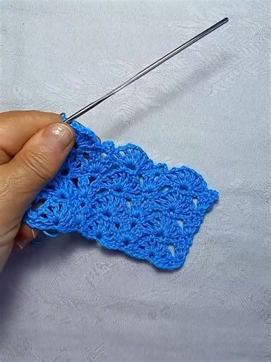 Pretty crochet stitch pattern easy for beginners Tutorial video on my youtube channel: https://youtu.be/E0VD6sy-Ym0?si=I_aaFKXQDGmL3Jtx #crochetstitch #tutorialcrochet #handmadecrochet #tutorialuncinetto #uncinettocreativo