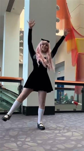 Does anyone else remember this trend? Should we bring it back? #chika #cosplay #loveiswar #dance