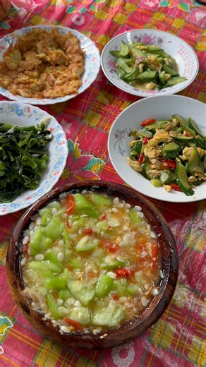 Masak siang untuk makan siang nenek dan majikan. Masak jadi happy karna di temani musik | Hevi Fitriyani