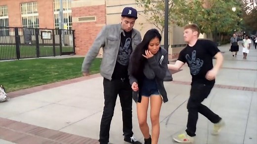Caméra cachée hilarante : ils échangent leurs vêtements et piègent des filles dans la rue!