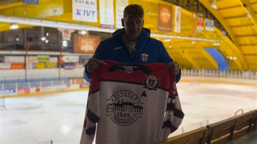 SK Strakonice 1908, z.s. on Instagram: "🔥 Strakonice zachvátí dvě horečky! 🔥 Nejdřív hokejová… a hned po ní fotbalová! 🏒 + ⚽️ Už v pátek 13. února startuje hokejové play-off krajské ligy! Borci z HC Strakonice ve čtvrtfinále vyzvou Radomyšl a první bitva vypukne v Dudák aréně od 19:00. Bude to večer plný emocí, napětí a strakonického srdce na ledě! A to není všechno… 💪 Na podzim přišli bubeníci z hokeje podpořit fotbalisty. A teď je řada na nich! Po svém tréninku dorazí fotbalisté fandit hok