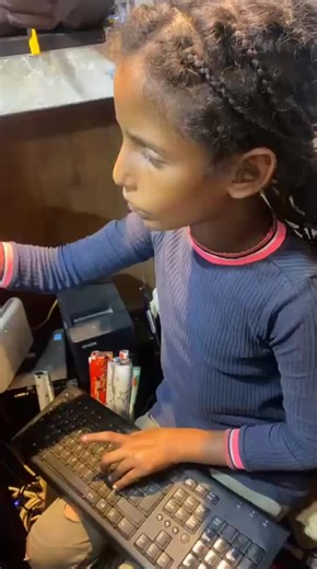 La petite sœur de la vie du poulet est venu me voir hier pour un entretien d'embauche j'ai pas réfléchi deux fois elle l'a commencé directement la formation mais la Vie du poulet lembroulais avec ces questions bidon🤣🤣🤣